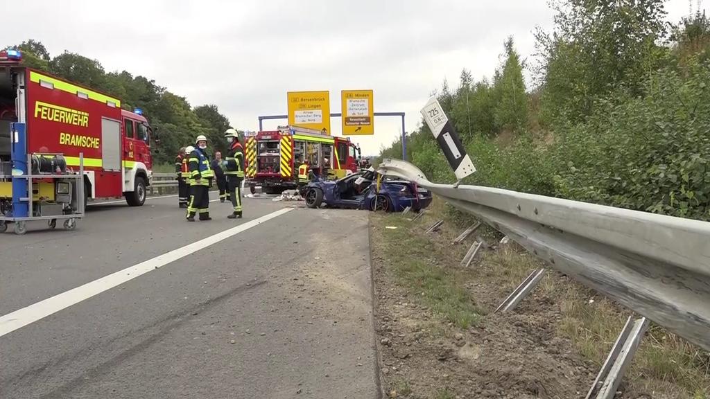 Ein Rettungswagen bringt den Jungen ins Krankenhaus, für seinen Onkel kommt jede Hilfe zu spät.