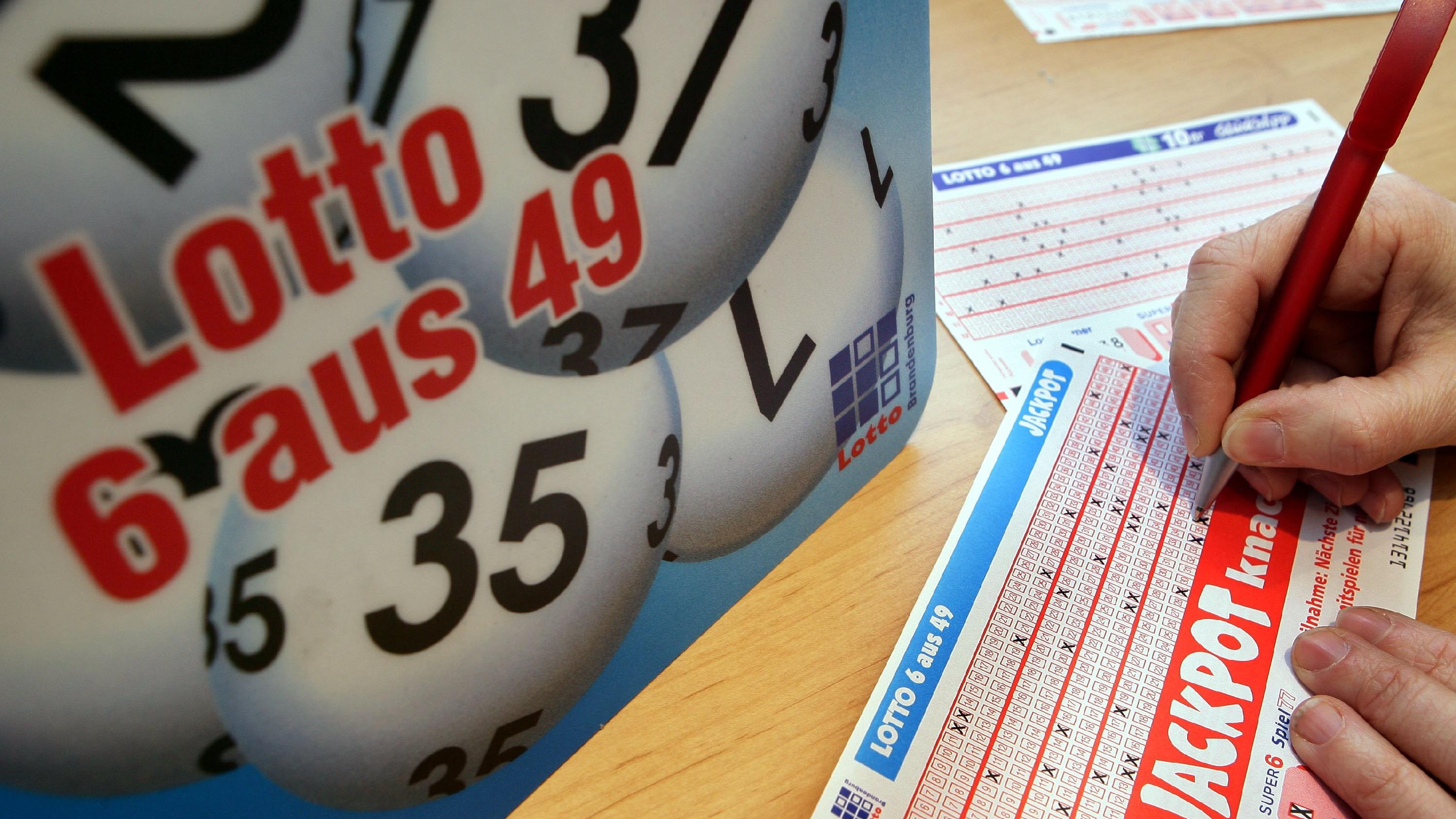 ARCHIV - In einer Lottoannahmestelle in Frankfurt (Oder) füllt eine Frau ihren Tippschein aus (Archivfoto vom 09.02.2006). Die Lotto-Annahmestellen im Land stellen sich für diesen Mittwoch (04.10.2006) auf einen Ansturm ein: Es geht um den größten Lo