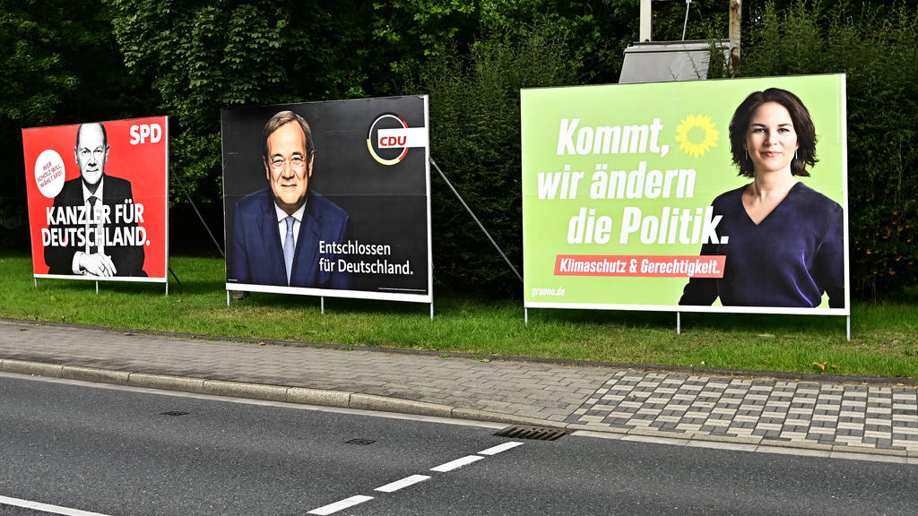 Bundestagswahl 2021,die Parteien werben nicht nur im Internet oder Talksshows um Stimmen der Wähler,sondern auch mit Wahlplakaten der großen Parteien,CDU,SPD,FDP,Die Grünen,wie hier im Bundesland Nordrhein-Westfalen NRW .Zu sehen sind die Spitzenpol