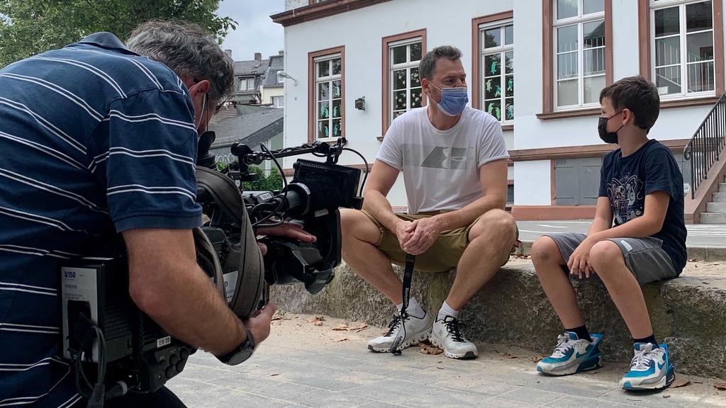 Martin Beer, Lehrer an der Kirchnerschule mit Schüler Celio auf dem Schulhof.