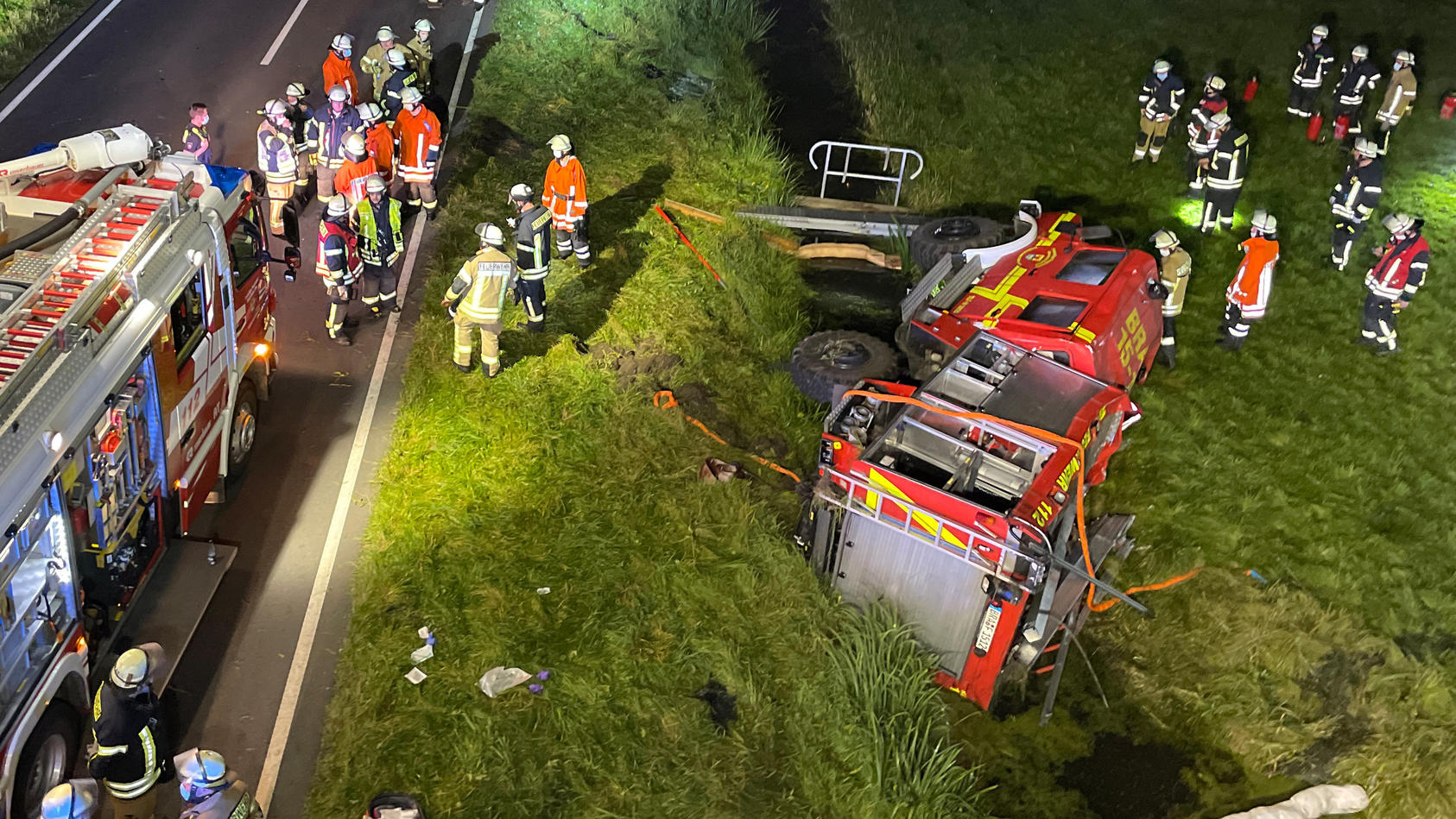 Feuerwehrauto überschlägt Sich Auf B 212 Bei Brake: Sechs Verletzte ...