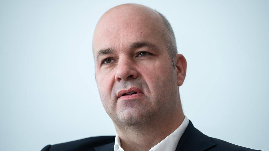 ARCHIV - 06.09.2021, Berlin: Marcel Fratzscher, Präsident des Deutschen Instituts für Wirtschaftsforschung (DIW), sitzt während eines Interviews mit der Deutschen Presse-Agentur dpa in seinem Büro. Fratzscher hält eine Erhöhung des Mindestlohns auf 1