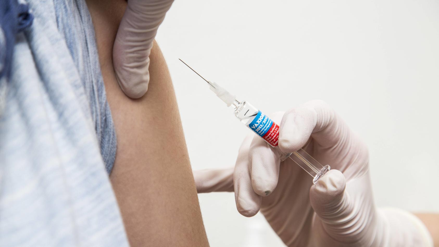 Die Booster-Impfung steht an - früher oder später für jeden, der sich gegen das Coronavirus hat impfen lassen.