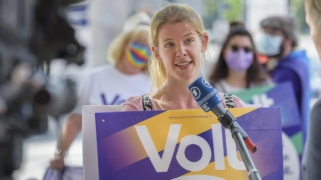 Die Partei Volt startet am Sonntag 15.08.2021 auf dem Gustav Regler Platz in Saarbrücken ihren Wahlkampf für die Bundestagswahl 2021. Vertreter des Landesverbandes Saar ziehen gemeinsam mit Volt-Mitgliedern aus Rheinland-Pfalz als lebendige Wahlkamp