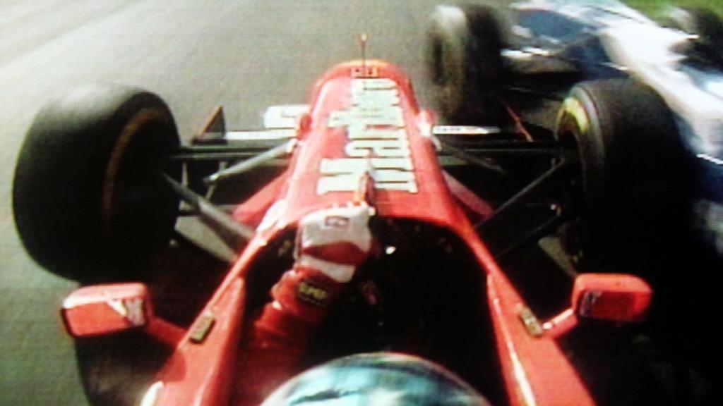 ARCHIV - Das Fernsehbild des Senders RTL zeigt aus der Sicht der Bordkamera des deutschen Formel 1-Rennfahrers Michael Schumacher (l) den Rempler gegen seinen direkten Konkurrenten Jaques Villeneuve (r) im spanischen Jerez beim letzten Rennen der Sai