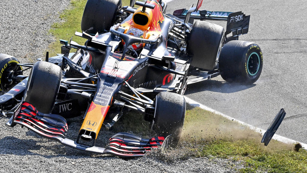 Crash between 44 Lewis Hamilton GBR, Mercedes-AMG Petronas F1 Team and 33 Max Verstappen NED, Red Bull Racing, F1 Grand Prix of Italy at Autodromo Nazionale Monza on September 12, 2021 in Monza, Italy. Photo by HOCH ZWEI Monza Italy *** Crash between
