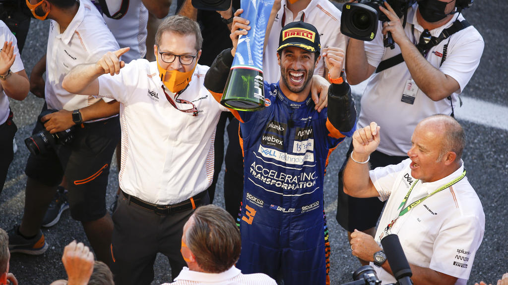 Andreas Seidl und Daniel Ricciardo feiern den ersten Sieg von McLaren seit neun Jahren.