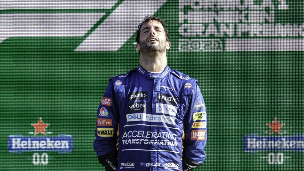 Daniel Ricciardo ergriffen auf dem Podium