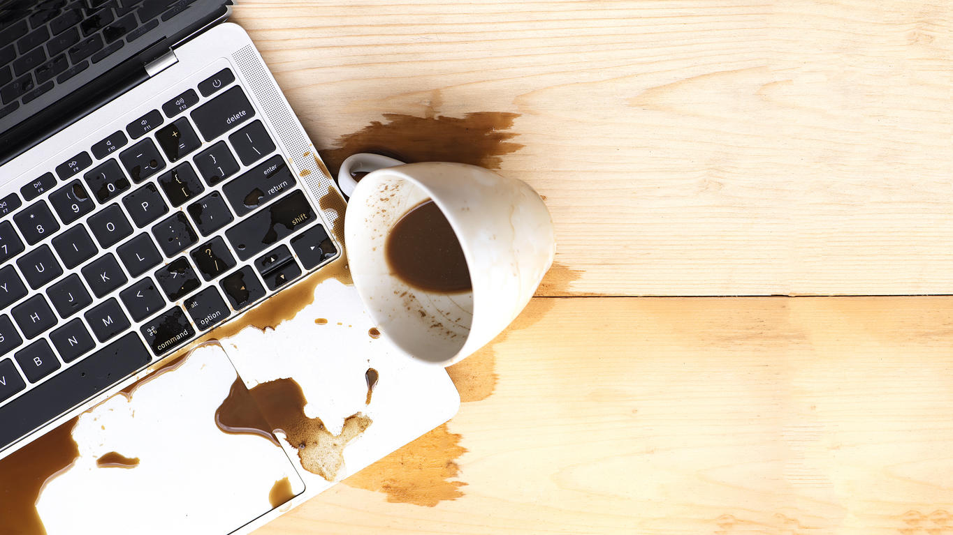 Kaffee auf Laptop verschüttet