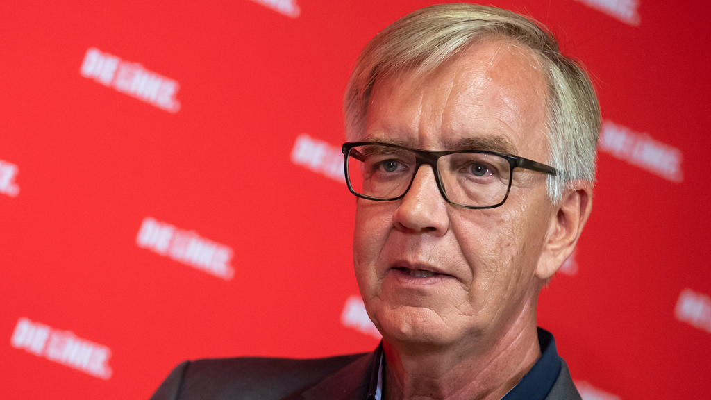 ARCHIV - 23.08.2021, Berlin: Dietmar Bartsch, Vorsitzender der Bundestagsfraktion der Partei Die Linke, äußert sich bei einer Pressekonferenz im Karl-Liebknecht-Haus zum Konzept der Linken für eine armutsfeste Rente und zum Afghanistan-Einsatz der Bu
