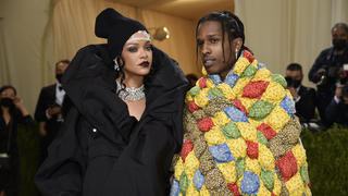 13.09.2021, USA, New York: Rihanna (l) und ASAP Rocky kommen zur Benefizgala des Costume Institute des Metropolitan Museum of Art anlässlich der Eröffnung der Ausstellung "In America: A Lexicon of Fashion". Foto: Evan Agostini/Invision via AP/dpa +++ dpa-Bildfunk +++