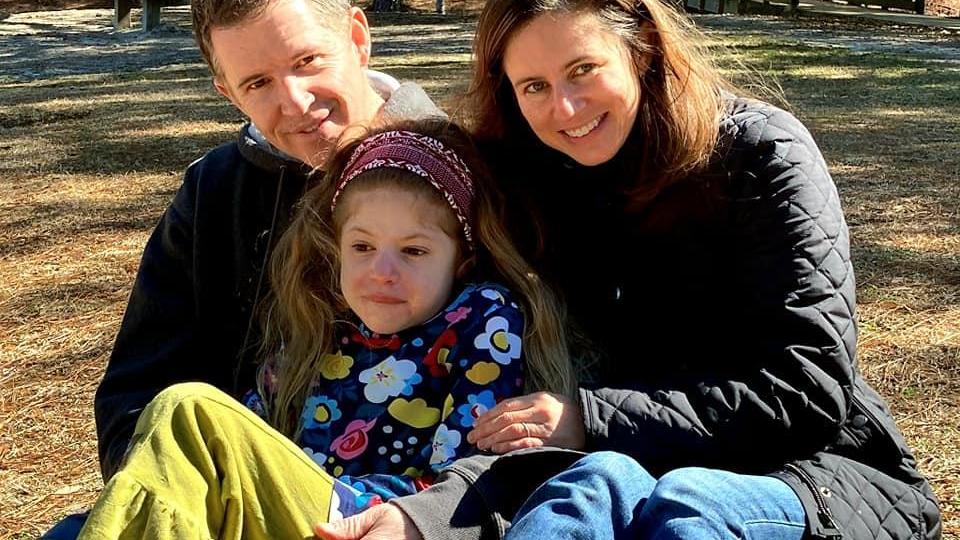 Mutter Cara und Vater Glenn mit Eliza - beide Elternteile haben ihre Jobs aufgegeben, um sich voll und ganz der Bekämpfung des Sanfilippo-Syndroms widmen zu können.