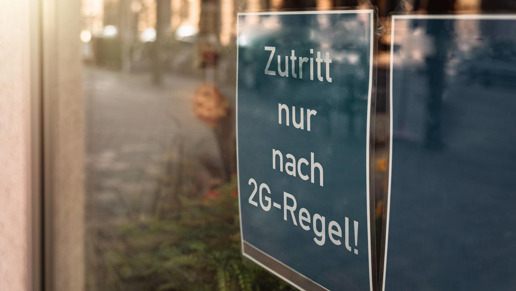 07 September 2021: 2 G rule, Vaccinated, Recovered, Covid 19 scheme 2G, store or restaurant with the inscription entry only after 3G scheme *** 2 G Regel, Geimpft, Genesen, Covid 19 Regelung 2G, Geschäft oder Restaurant mit der Aufschrift Eintritt n