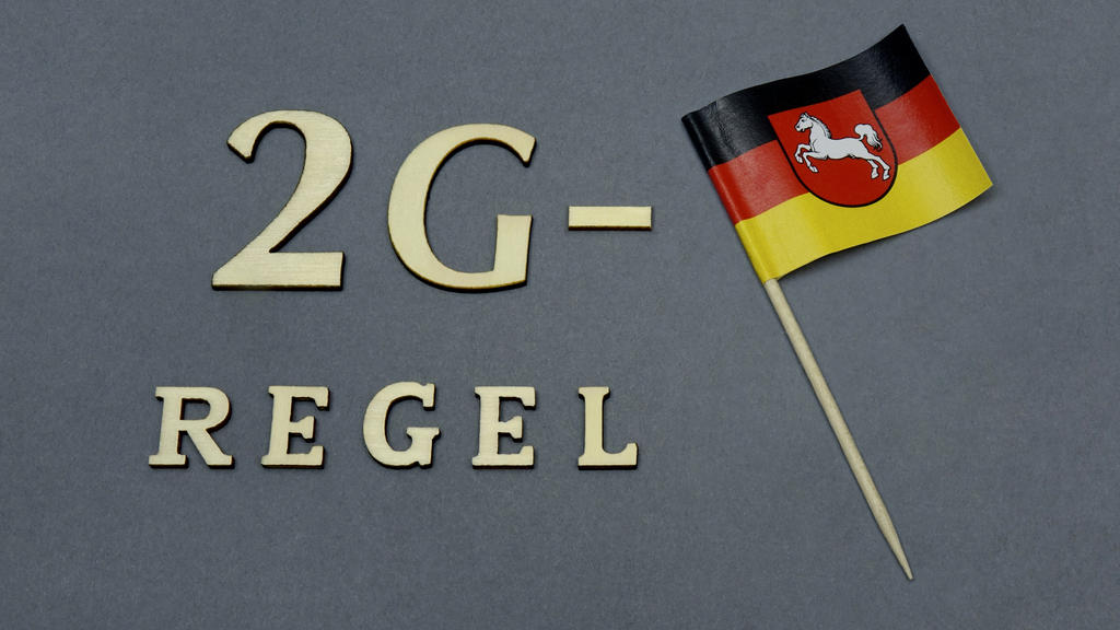 Neben dem Schriftzug 2G Regel befindet sich ein Faehnchen von Niedersachsen.