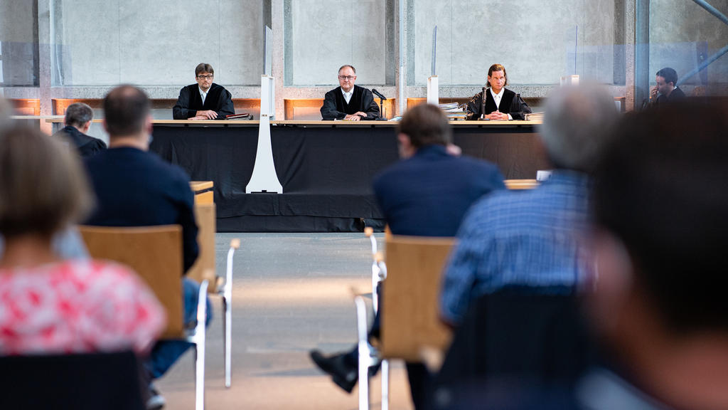 14.09.2021, Nordrhein-Westfalen, Hamm: Der Vorsitzende Richter Johannes Wieseler (M) und seine Kollegen Volker Messing (l) und Dirk Pelzer sitzen zu Beginn der Berufungsverhandlung zu den Schadensersatzforderungen der Hinterbliebenen des Germanwings-