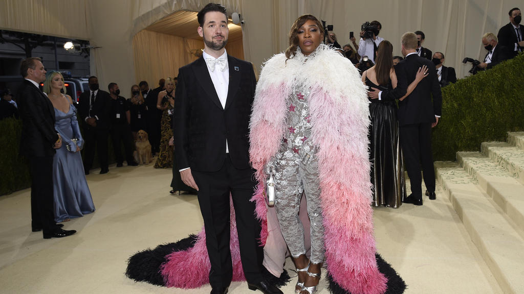 13.09.2021, USA, New York: Serena Williams (r) und Alexis Ohanian kommen zur Benefizgala des Costume Institute des Metropolitan Museum of Art anlässlich der Eröffnung der Ausstellung «In America: A Lexicon of Fashion». Foto: Evan Agostini/Invision vi