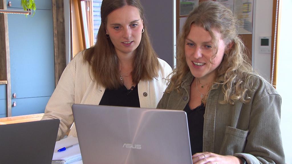 Laura Elbers und Lina Soffner haben das Startup "equalchamps" gegründet.