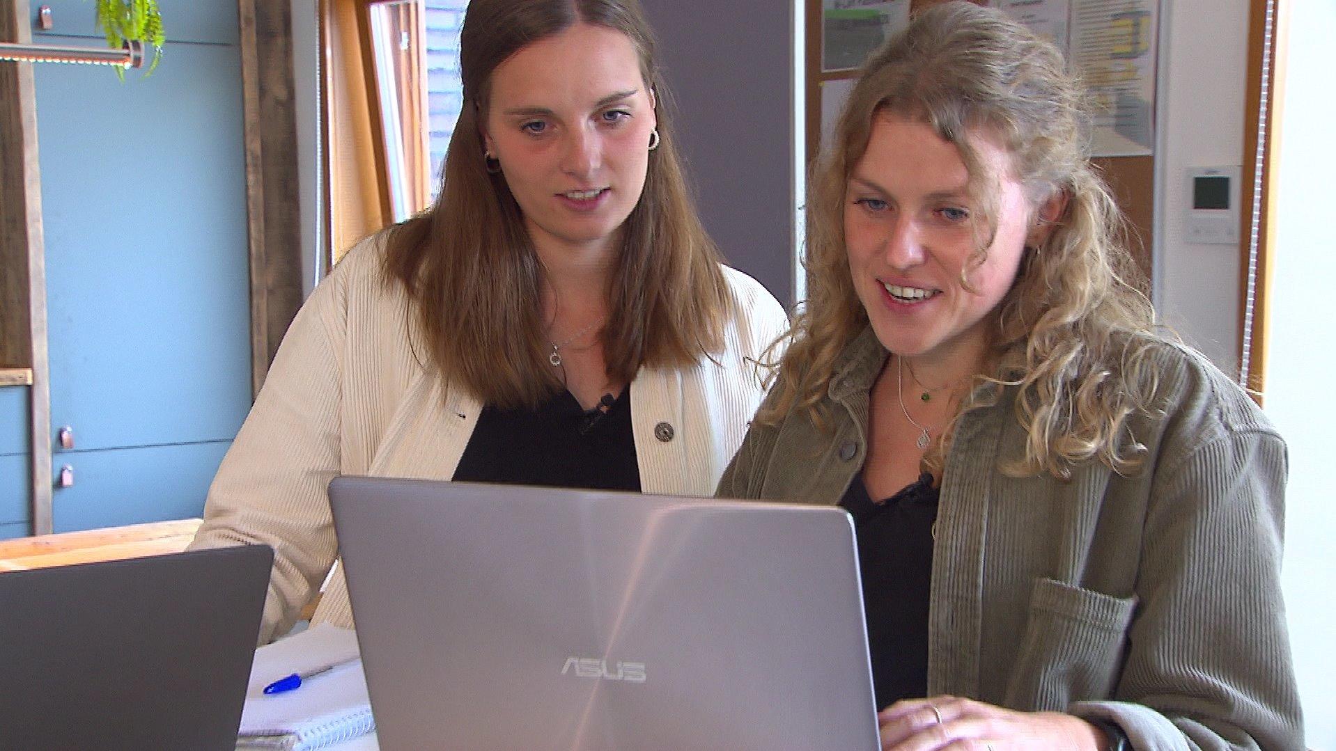 Laura Elbers und Lina Soffner haben das Startup "equalchamps" gegründet.