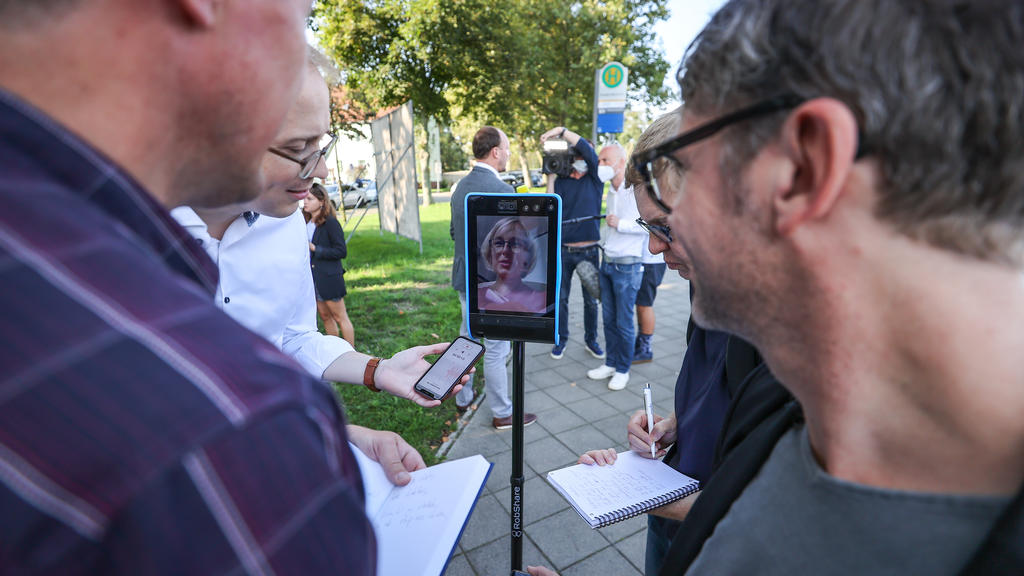 Trotz Corona-Infektion kann die CDU-Politikerin mit dem Roboter Wahlkampf machen.