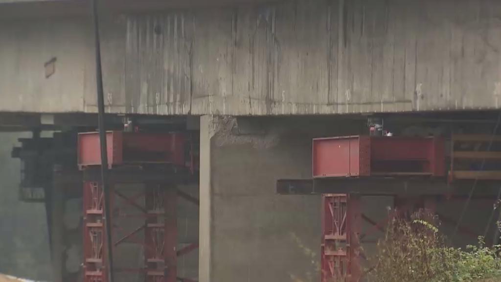 Risse im Pfeiler der Brücke