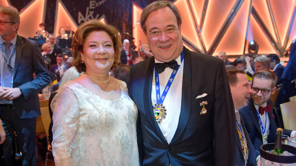 Armin Laschet, Ministerpräsident des Landes Nordrhein-Westfalen (CDU), und seine Frau Susanne Laschet stehen bei der Verleihung des Orden wider den Tierischen Ernst 2020 des Aachener Karnevalsvereins