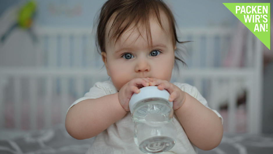 Baby trinkt Wasser aus Flasche