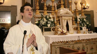 Don Francisco Spagnesi ist ein Priester aus Italien, der gerne Party gefeiert haben soll.