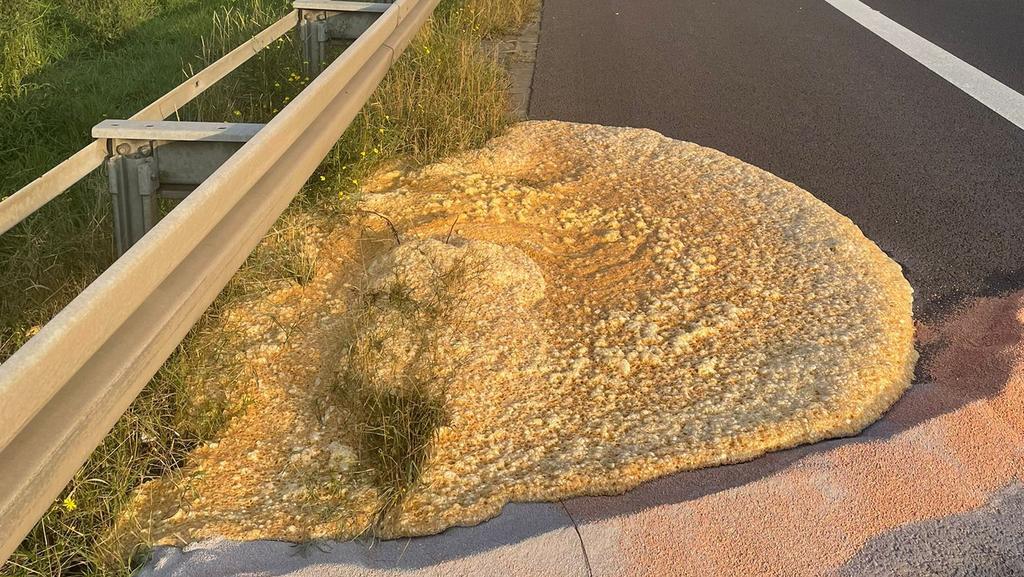 In Folge des Zusammenstoßes trat ein flüssiger und eine fester Stoff aus. Beides reagierte zusammen wie eine Art Bauschaum.