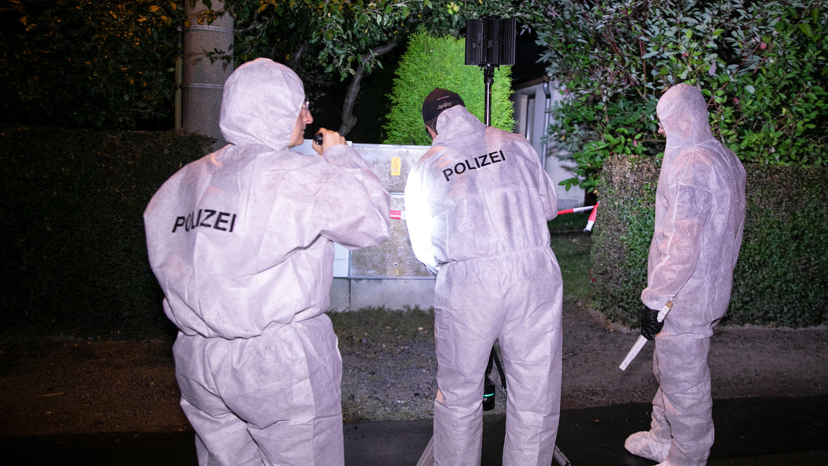 Sachsen, Großröhrsdorf: Eine 16-Jährige ist im Landkreis Bautzen in Sachsen getötet worden. Die Kriminalpolizei hat die Ermittlungen aufgenommen und sichert Spuren. Die Polizei fahndet unter anderem mit einem Fährtenhund.