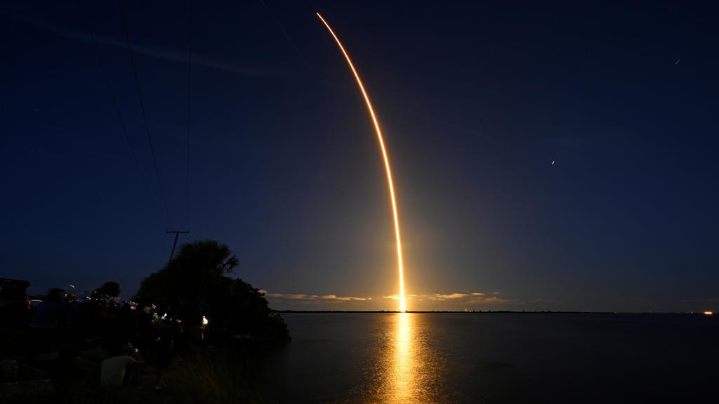 The Inspiration 4 civilian crew aboard a Crew Dragon capsule and SpaceX Falcon 9 rocket launches from Pad 39A at the Kennedy Space Center in Cape Canaveral, Florida, September 15, 2021. REUTERS/Steve Nesius TPX IMAGES OF THE DAY