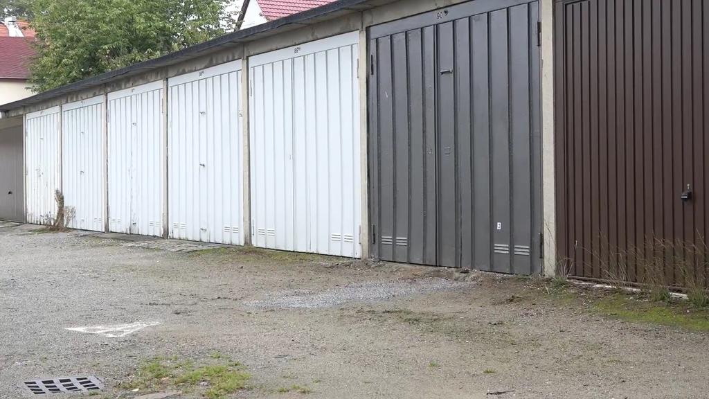 Vor dieser Garage wurde die 16-Jährige erstochen