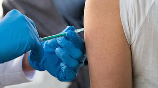 ARCHIV - 25.08.2021, Hessen, Gießen: Eine Frau wird während einer Impfaktion auf dem Wochenmarkt mit dem Impfstoff von Biontech/Pfizer gegen das Coronavirus geimpft. Der nächste Corona-Sorgenherbst droht. Helfen können nur viele Impfspritzen. Doch welchen Unterschied macht es, wenn die Impfquote klettert? (zu dpa «Prozentpunkte gegen Corona-Sorgen - das Ringen um die Impfquote») Foto: Sebastian Gollnow/dpa +++ dpa-Bildfunk +++