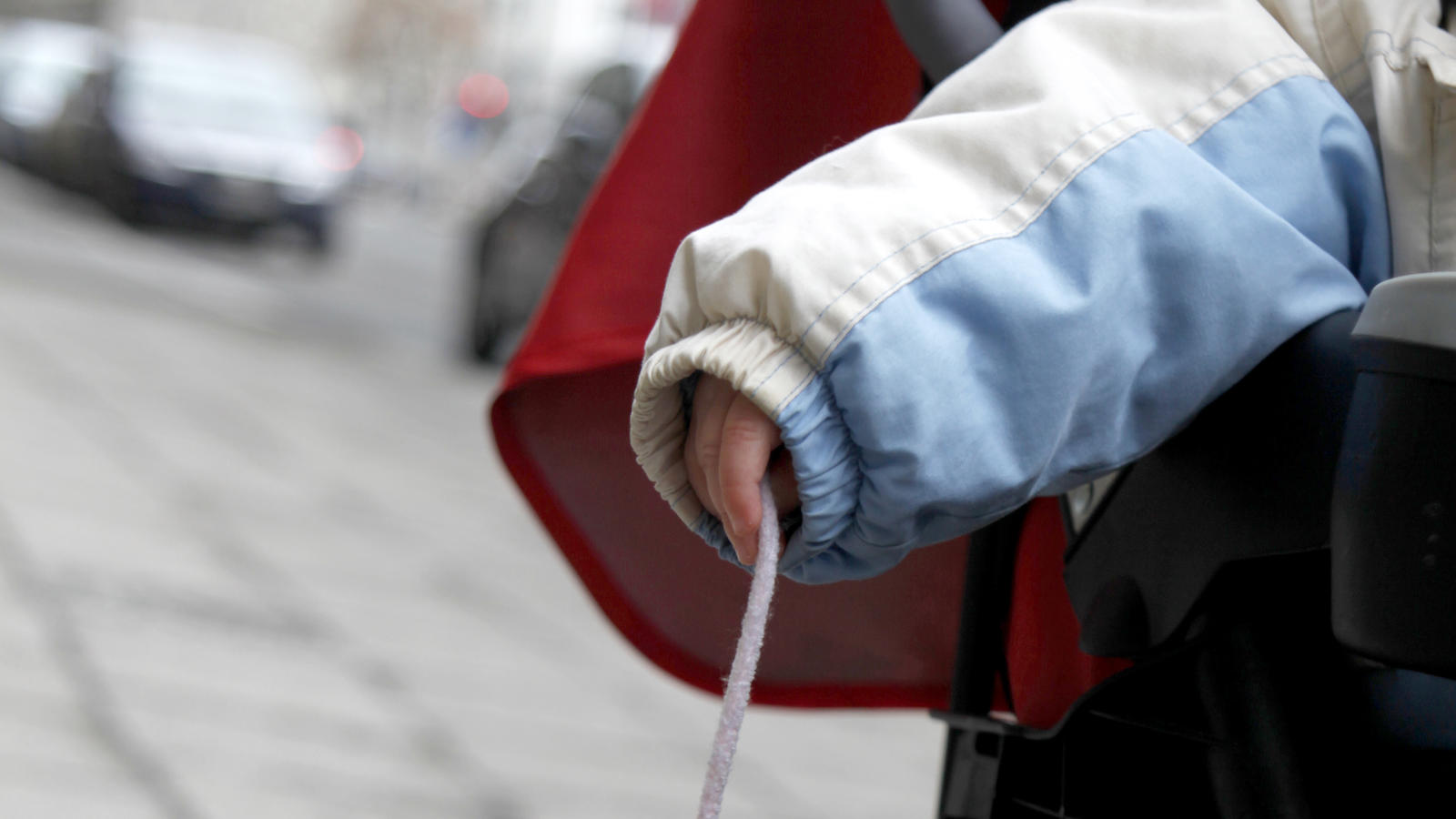 Ein Baby hält seinen Handschuh am Montag (21.01.2011) in Berlin. Foto: Sophie von Herzogenberg dpa/lbn
