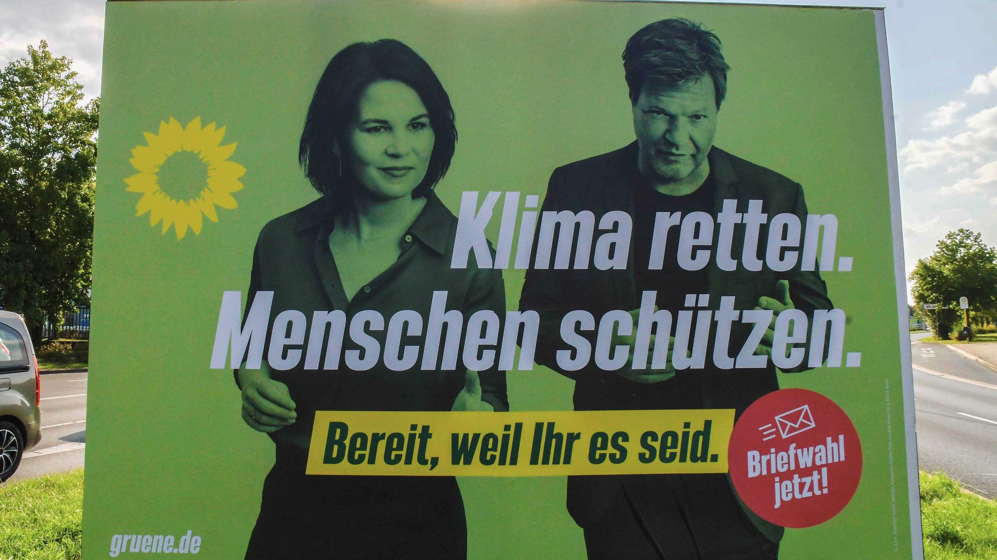 Ein Wahlplakat der Partei Bündnis 90/Die Grünen mit der Aufschrift: Annalena Baerbock und Robert Habeck - Klima retten. Menschen schützen.
