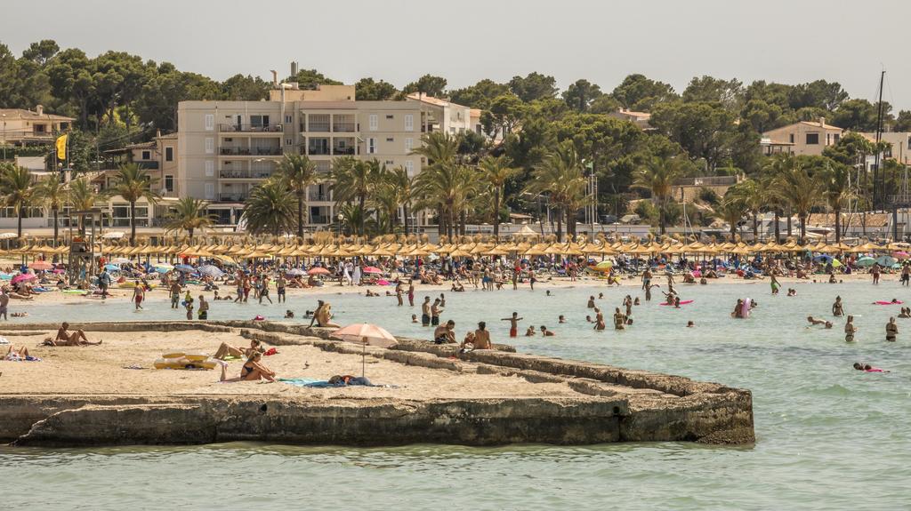 Am Strand von Arenal gibt es wieder viele Touristen.