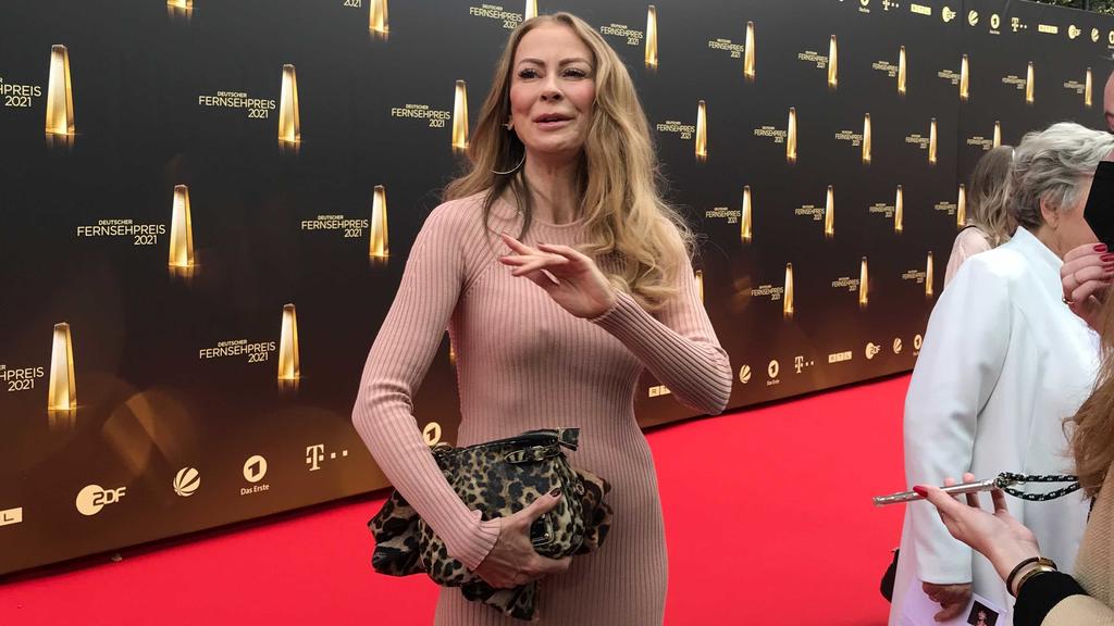 Jenny Elvers beim Deutschen Fernsehpreis in einem roséfarbenen Kleid.