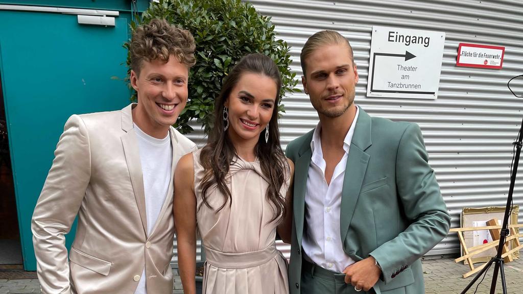 Valentin und Renata Lusin mit Rurik Gislason beim "Deutschen Fernsehpreis" 2021