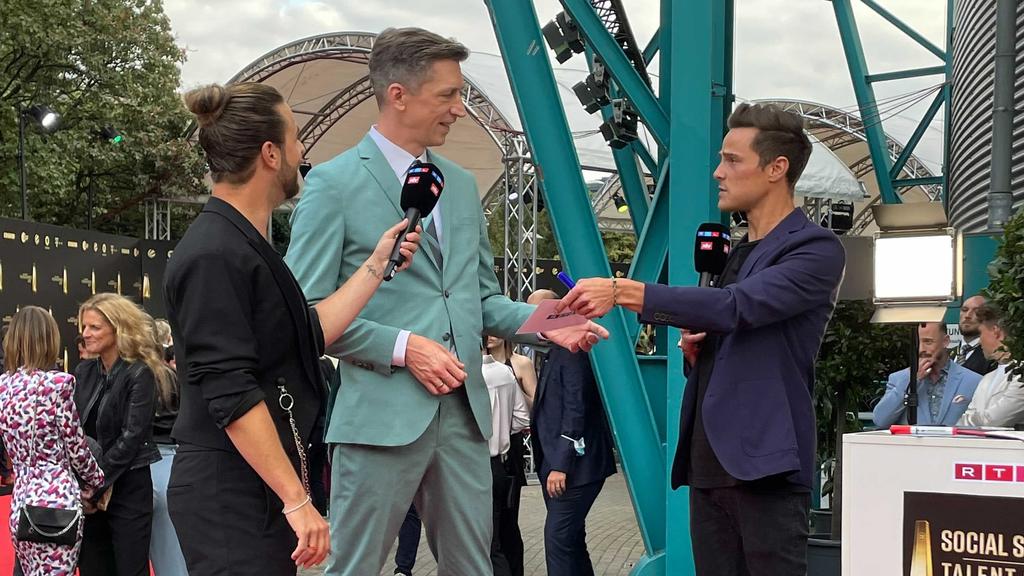 Steffen Hallaschka beim "Deutschen Fernsehpreis" 2021