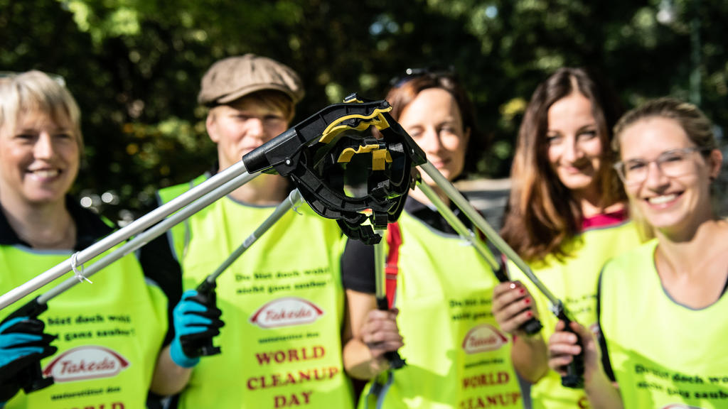 15.09.2018, Berlin: Teilnehmer am World Cleanup Day zeigen vor dem Start der Reinigungsaktion im Treptower Park ihre Müllzangen. Zahlreiche Menschen waren dem Aufruf von Net Impact, einem weltweiten Zusammenschluss von Studierenden und Fachleuten, di