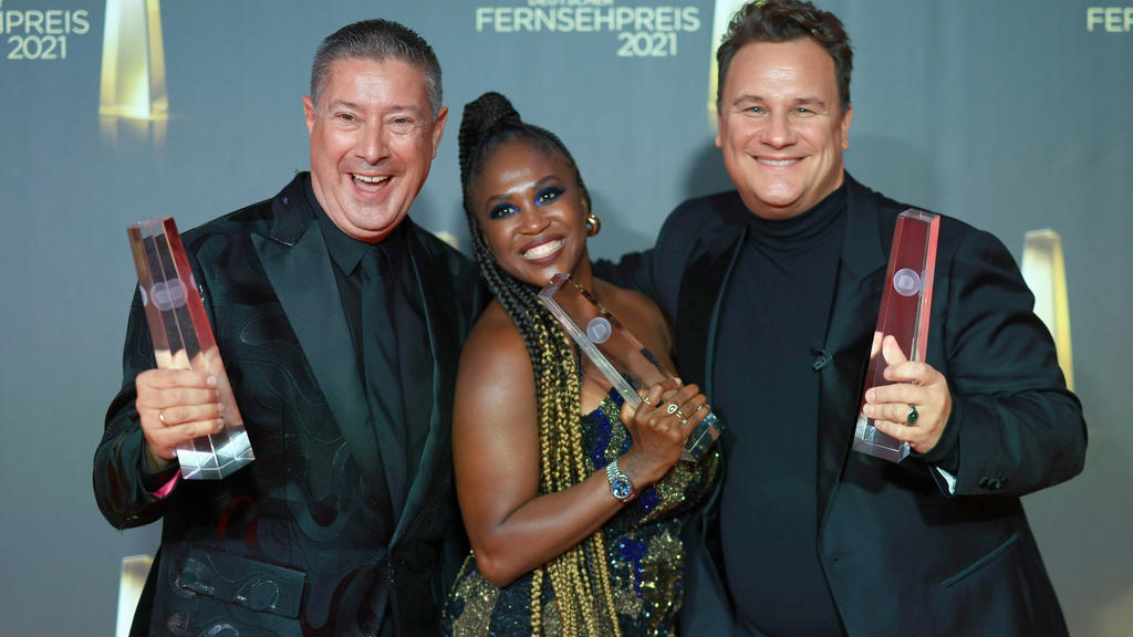 Let's Dance Juror Joachim Llambi (l-r), Tänzerin Motsi Mabuse und Modedesigner Guido Maria Kretschmer freuen sich nach der Verleihung des Deutschen Fernsehpreises 2021 im Tanzbrunnen über die Auszeichnung in der Kategorie "Bestes Factual Entertainmen