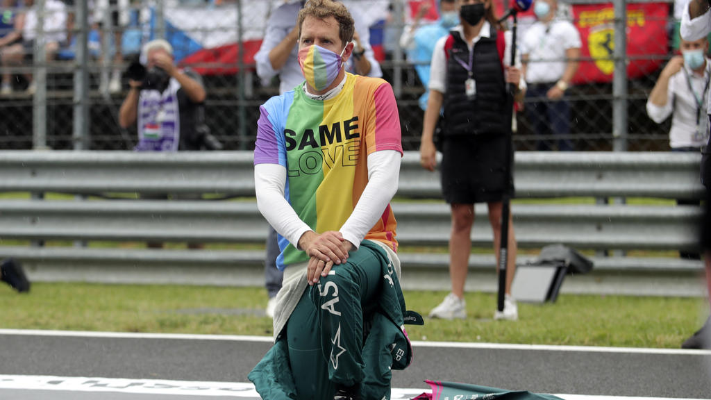ARCHIV - 01.08.2021, Ungarn, Mogyorod: Motorsport: Formel-1-Weltmeisterschaft, Großer Preis von Ungarn, Rennen: Sebastian Vettel aus Deutschland vom Team Aston-Martin kniet vor dem Rennen auf der Rennstrecke zur Unterstützung der Black-Lives-Matter-B