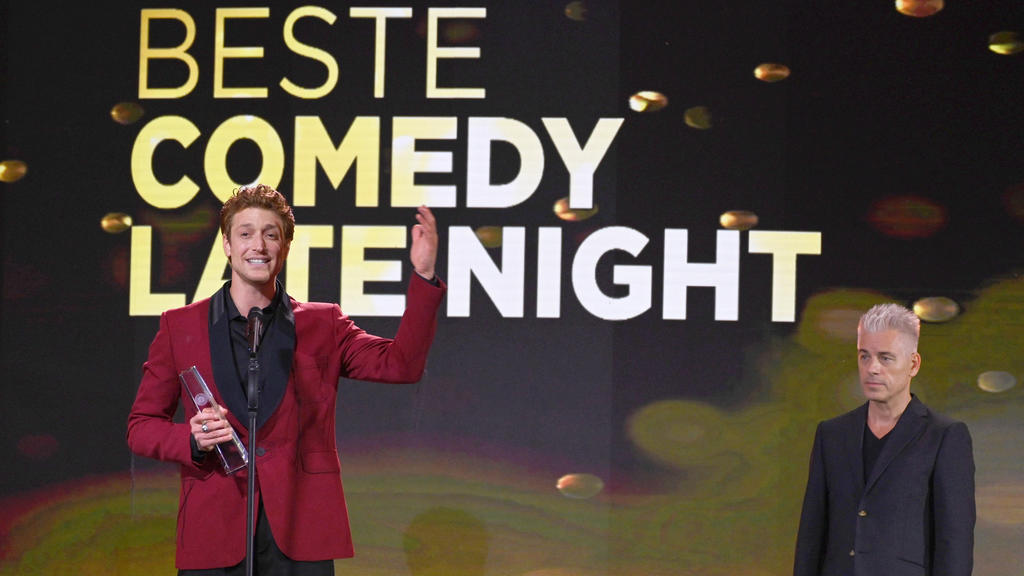 Schauspieler Daniel Donskoy (l) erhält von Laudator Michael Mittermeier bei der Verleihung des Deutschen Fernsehpreises 2021 im Tanzbrunnen in der Kategorie "Beste Comedy Latenight" für "Freitagnacht Jews".