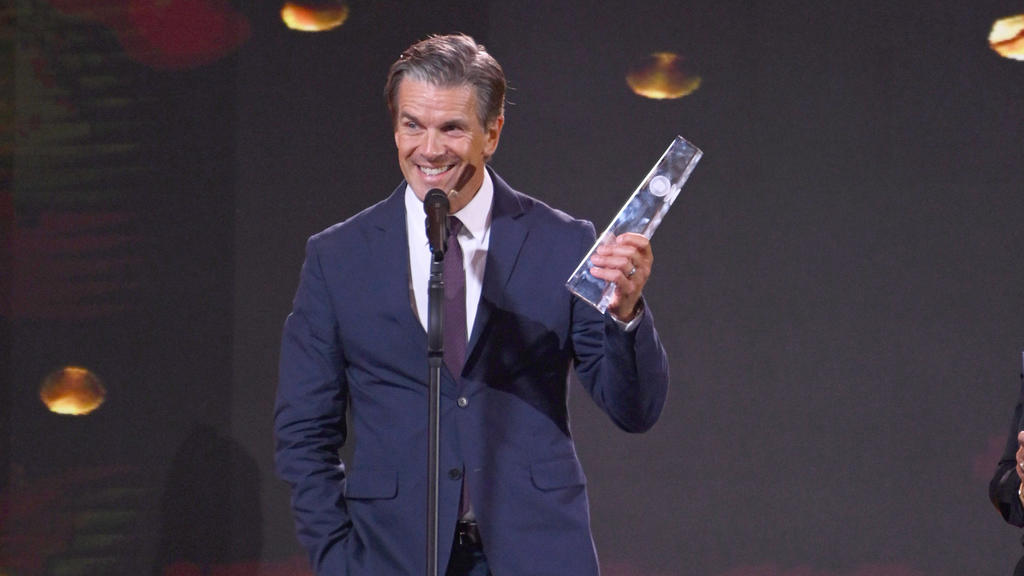 Moderator Markus Lanz erhält bei der Verleihung des Deutschen Fernsehpreises 2021 im Tanzbrunnen die Auszeichnung in der Kategorie "Beste Information".