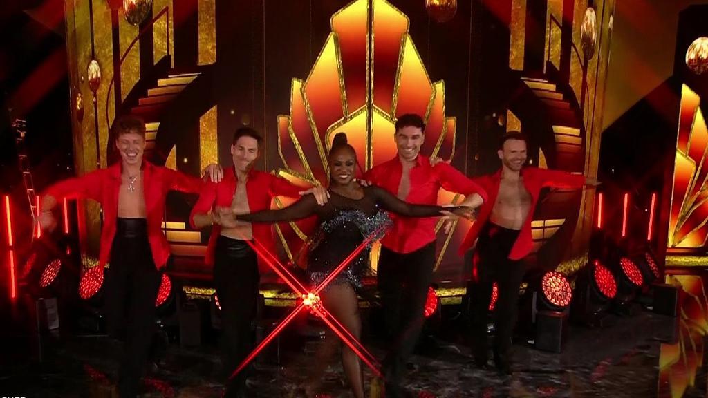 Die "Let's Dance"-Profitänzer legen mit "Let's Dance"-Jurorin Motsi Mabuse eine heiße Sohle aufs Parkett.