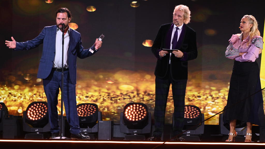 Schauspieler Sascha Alexander Gersak erhält von Entertainer Thomas Gottschalk (r) bei der Verleihung des Deutschen Fernsehpreises 2021 im Tanzbrunnen die Auszeichnung in der Kategorie "Bester Schauspieler".