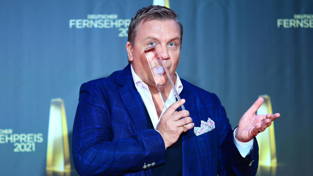 Entertainer Hape Kerkeling erhält bei der Verleihung des Deutschen Fernsehpreises 2021 im Tanzbrunnen die Auszeichung in der Kategorie "Ehrenpreis".