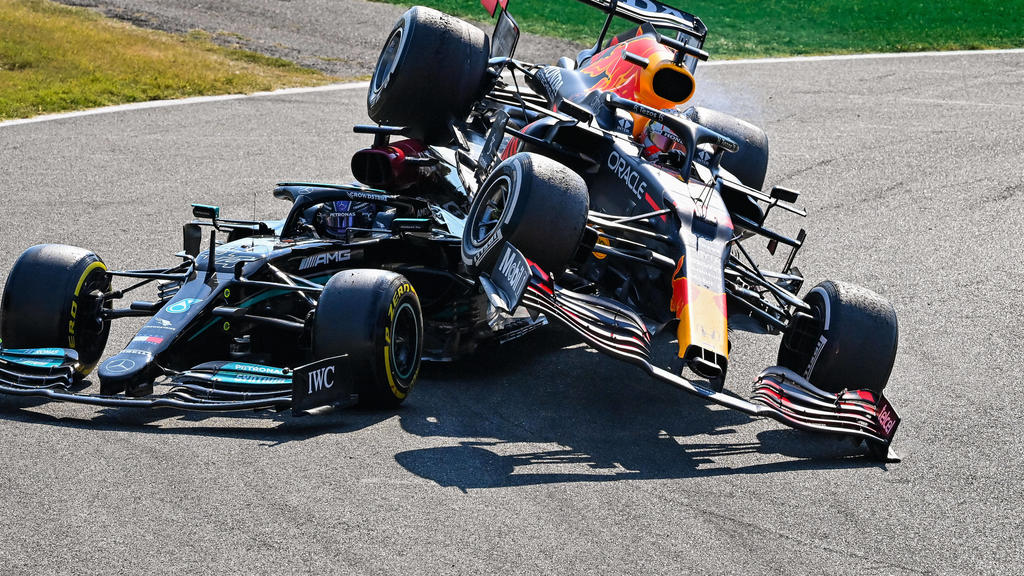 HAMILTON Lewis gbr, Mercedes AMG F1 GP W12 E Performance, VERSTAPPEN Max ned, Red Bull Racing Honda RB16B, action crash, accident, during the Formula 1 Heineken Gran Premio D italia 2021, Italian Grand Prix, 14th round of the 2021 FIA Formula One Wor