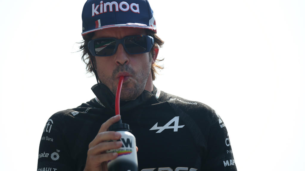 MONZA, ITALY - SEPTEMBER 12: Fernando Alonso of Spain and Alpine F1 Team walks to the grid before the F1 Grand Prix of Italy at Autodromo di Monza on September 12, 2021 in Monza, Italy. (Photo by Peter Fox/Getty Images)