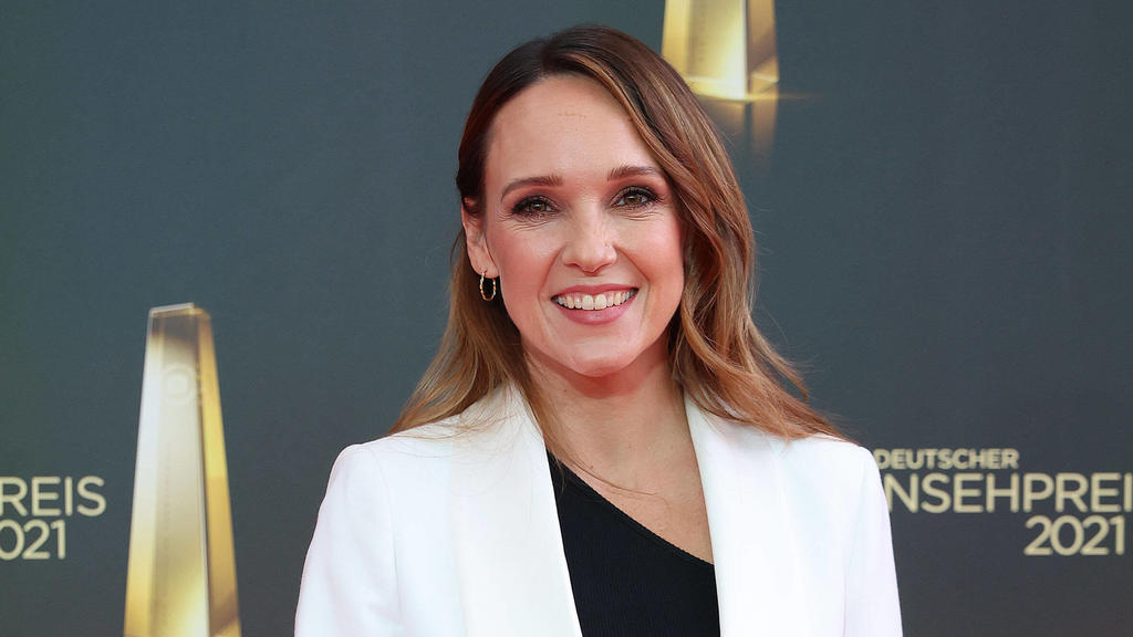 Carolin Kebekus bei der Ankunft zur Deutscher Fernsehpreis Verleihung am 16.09.2021 in Köln Deutscher Fernsehpreis Verleihung 2021 in Koeln *** Carolin Kebekus arriving at the German Television Award ceremony on 16 09 2021 in Cologne German Televisi