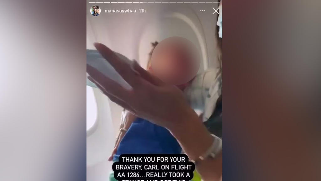 Die Mutter versuchte verzweifelt ihrem Kind eine Maske aufzusetzen.